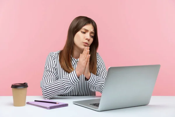 Mulher Negócios Camisa Listrada Mãos Dadas Gesto Oração Conversando Videochamada — Fotografia de Stock