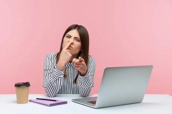 Bist Lügner Boshafte Büroangestellte Die Arbeitsplatz Sitzt Die Nase Rümpft — Stockfoto