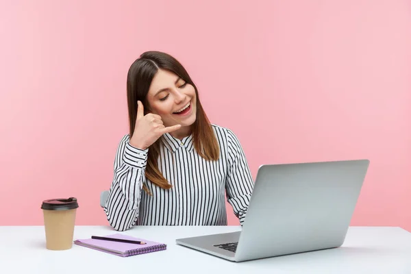 Contacteer Ons Gelukkige Zakenvrouw Met Telefoongebaar Kijkend Naar Laptopscherm Communicerend — Stockfoto