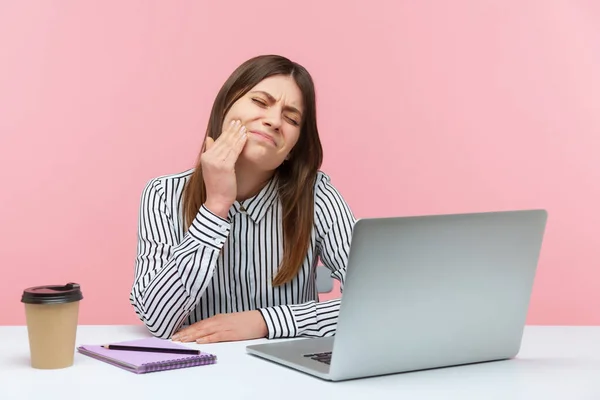 Unzufriedene Büroangestellte Die Wangen Berührt Empfindet Schmerzen Und Beschwerden Der — Stockfoto