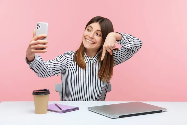 Mulher Blogueira Positiva Bonito Camisa Listrada Apontando Dedo Para Baixo — Fotografia de Stock