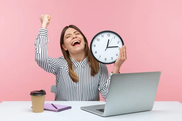 Buen Trabajo Feliz Mujer Sonriente Oficinista Sosteniendo Gran Reloj Pared — Foto de Stock