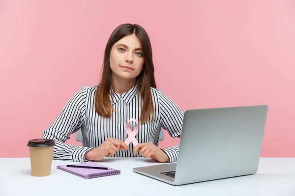 Brünette Frau Sitzt Mit Laptop Arbeitsplatz Und Hält Rosa Schleife — Stockfoto