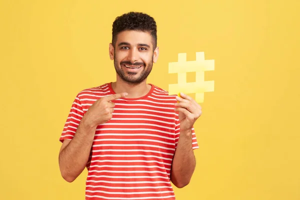 Positiv Bärtiger Blogger Gestreiftem Shirt Der Auf Das Gelbe Hashtag — Stockfoto