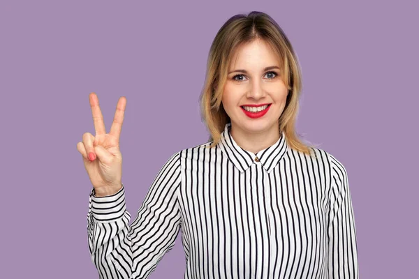 Portrait Une Femme Heureuse Séduisante Chemisier Rayé Montrant Deux Signes — Photo