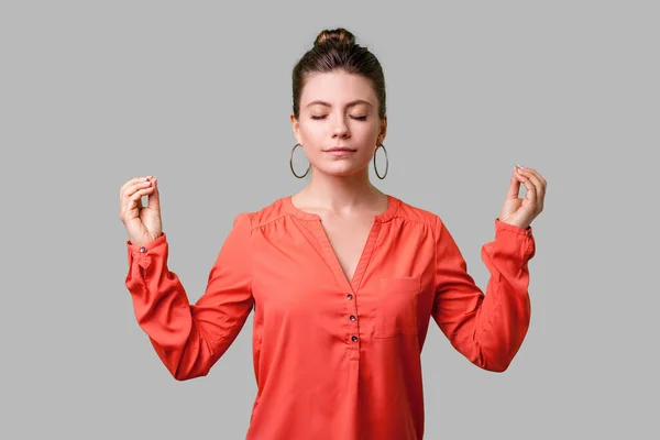 Retrato Mulher Jovem Pacífica Com Penteado Pão Brincos Grandes Blusa — Fotografia de Stock