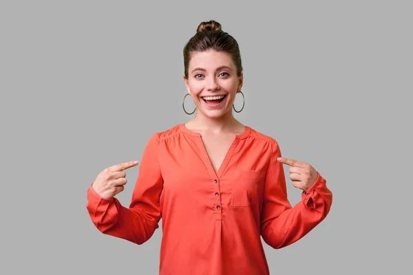 Este Sou Retrato Mulher Bem Sucedida Com Penteado Pão Brincos — Fotografia de Stock