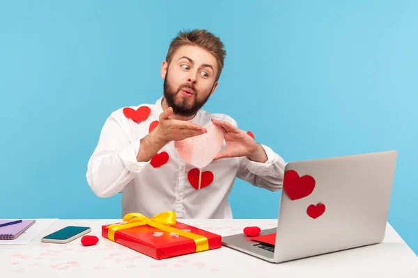 Romántico Barbudo Hombre Enviando Besos Aire Hablando Través Cámara Web —  Fotos de Stock