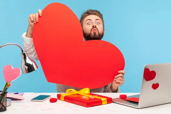 Curioso Hombre Divertido Con Barba Presionando Los Labios Beso Asomándose — Foto de Stock