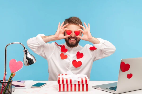 Glad Skäggig Man Kontorsarbetare Vit Skjorta Täckt Med Klibbiga Hjärtan — Stockfoto