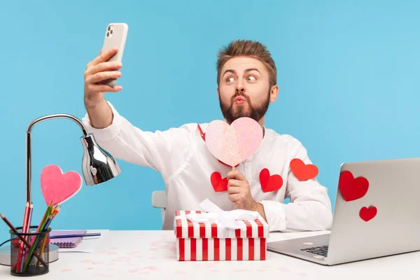 Funny Barbudo Oficinista Hombre Haciendo Selfie Presionando Los Labios Beso — Foto de Stock