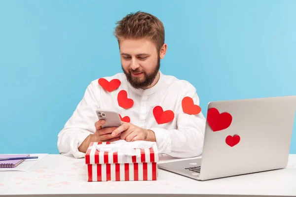 Hombre Negocios Barbudo Sonriente Con Camisa Blanca Calcomanías Forma Corazón — Foto de Stock