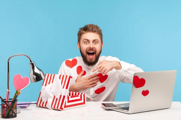 Ενθουσιασμένος Ευτυχισμένος Άνθρωπος Γενειάδα Πουκάμισο Κολλώδεις Καρδιές Που Δείχνουν Κουτί — Φωτογραφία Αρχείου