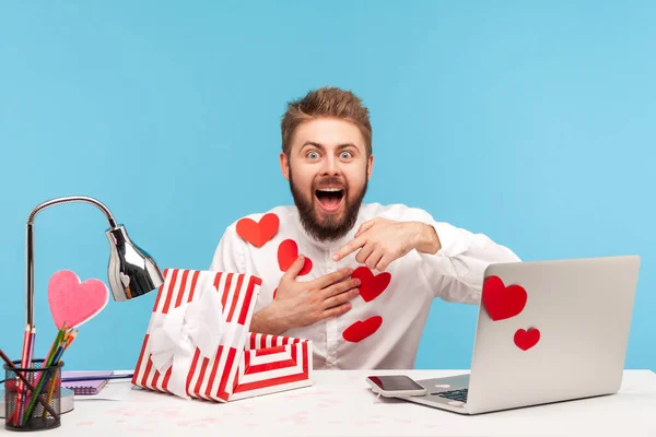 Emocionado Hombre Feliz Con Barba Camisa Con Corazones Pegajosos Señalando — Foto de Stock