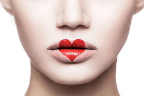 Närbild Porträtt Vacker Kvinna Ansikte Med Makeup Och Rött Hjärta — Stockfoto
