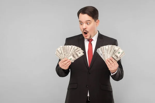 Homem Negócios Chocado Surpreso Segurando Muitos Dólares Interior Tiro Estúdio — Fotografia de Stock