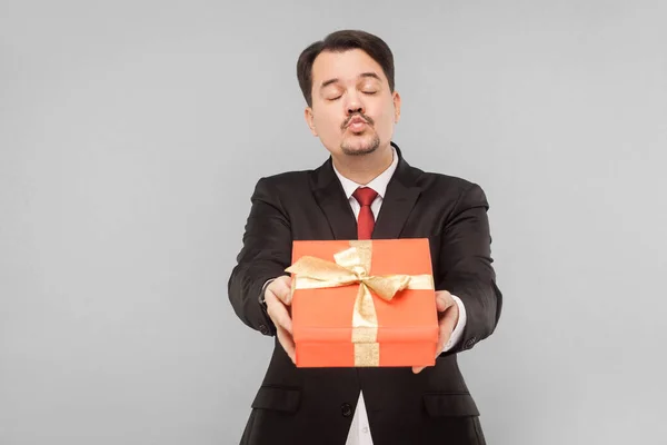 Zakenman Met Rode Geschenkdoos Stuur Luchtkussen Binnen Studio Shot Geïsoleerd — Stockfoto