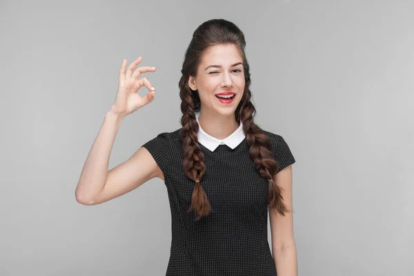 Gesture Kvinna Toothy Leende Och Visar Tecken Vid Kameran Inomhus — Stockfoto