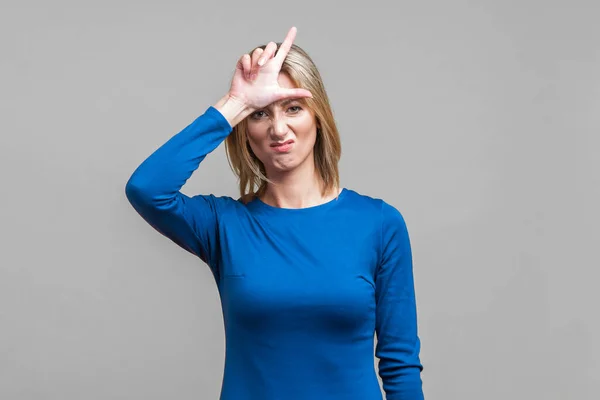 Retrato Mujer Joven Disgustada Elegante Vestido Azul Apretado Pie Con —  Fotos de Stock