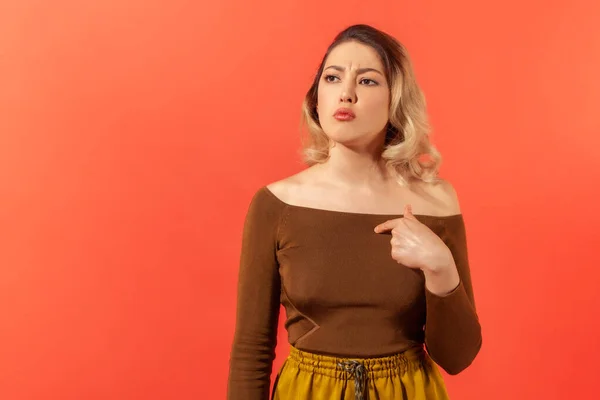 Ciddi Genç Kadın Portresi Gündelik Giysiler Içinde Kendini Parmağıyla Gösteriyor — Stok fotoğraf