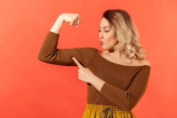 Sterke Onafhankelijke Vrouw Met Blond Haar Die Haar Armspier Toont — Stockfoto