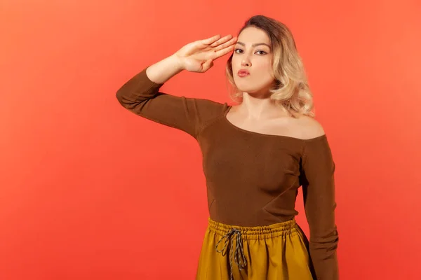 Retrato Mulher Séria Responsável Com Cabelo Loiro Blusa Marrom Comandante — Fotografia de Stock