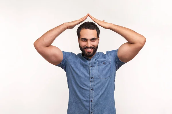 Homem Sorrindo Positivo Mãos Dadas Acima Cabeça Mostrando Telhado Símbolo — Fotografia de Stock