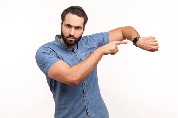Podívejte Čas Netrpělivý Panovačný Muž Vousy Ukazujícími Prstem Hodinky Zápěstí — Stock fotografie