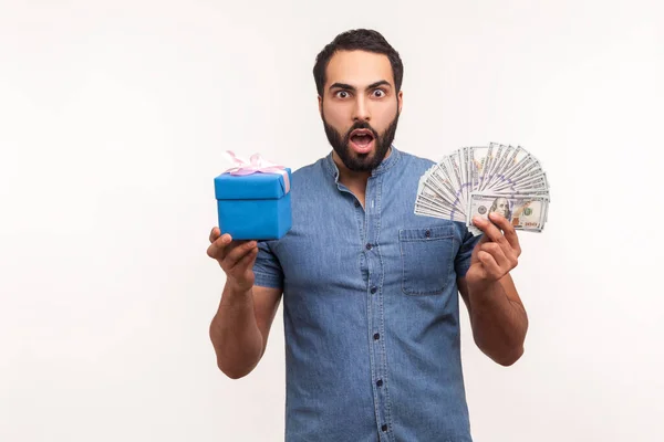 Sorprendido Hombre Barbudo Con Camisa Azul Mostrando Dólares Efectivo Caja — Foto de Stock