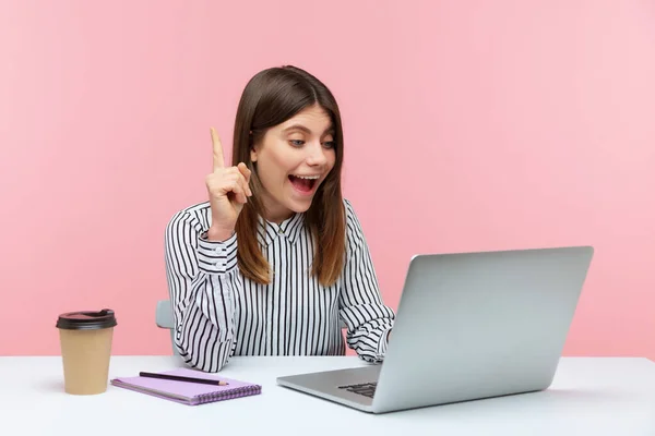 Sonriente Mujer Trabajadora Oficina Positiva Camisa Rayada Señalando Con Dedo — Foto de Stock