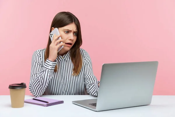 Nerveux Femme Malheureuse Employée Bureau Parler Téléphone Avec Client Assis — Photo