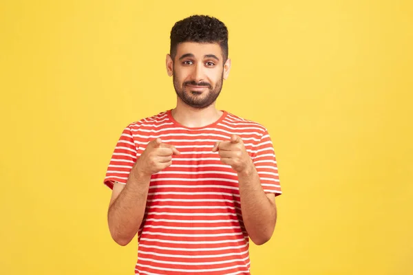 Een Lachende Man Met Een Baard Een Rood Gestreept Shirt — Stockfoto