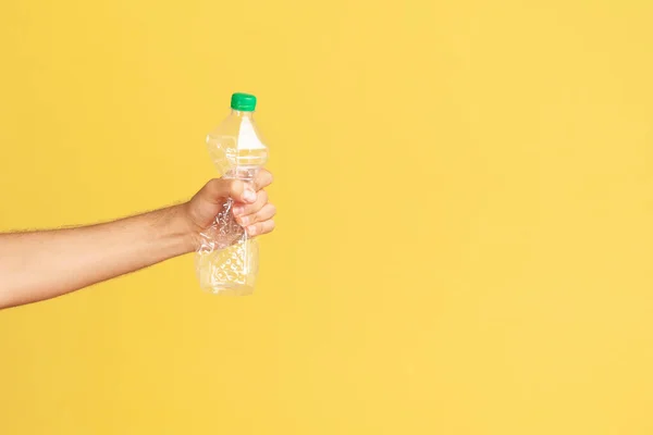 Profiel Portret Mannelijke Hand Vasthouden Drukken Plastic Fles Met Groene — Stockfoto