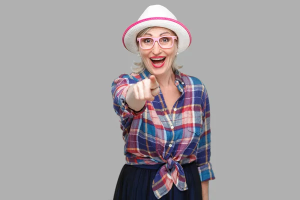 Portrait Funny Surprised Modern Stylish Mature Woman Casual Style Hat — Stock Photo, Image