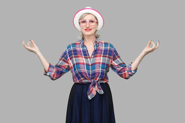 Porträtt Lugn Modern Snygg Mogen Kvinna Avslappnad Stil Med Hatt — Stockfoto