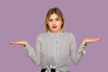 Bilmiyorum! Bilmiyorum! Belirsiz bir kadın şaşkın duygularla ayakta duruyor, sorgulama jestinde ellerini açıyor, utanç ve şüphelerini dile getiriyor. Mor arka planda izole edilmiş kapalı stüdyo çekimi