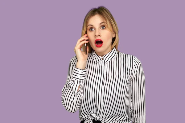 Zdumiona Bizneswoman Czarującej Koszuli Paski Stojąca Otwartymi Ustami Zaskoczeniem Słuchająca — Zdjęcie stockowe