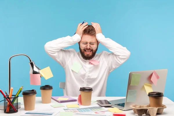 Asustado Analista Hombre Ocupado Con Barba Sentado Lugar Trabajo Con — Foto de Stock