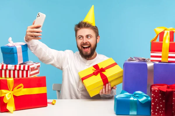 Hombre Positivo Blogger Haciendo Selfie Cámara Del Teléfono Inteligente Sentado — Foto de Stock