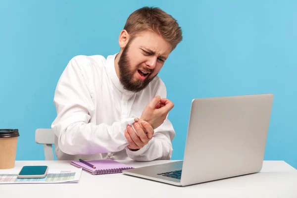 Der Bärtige Büroangestellte Weißen Hemd Hat Ein Kribbeln Taubheitsgefühle Und — Stockfoto