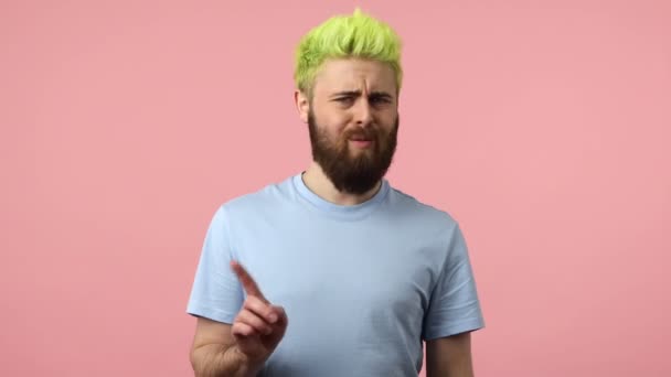 Strict Bossy Bearded Man Dyed Bright Green Hair Showing Warning — Stock Video