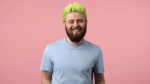 Rude Impolite Bearded Man Dyed Bright Green Hair Showing Middle — Vídeo de Stock