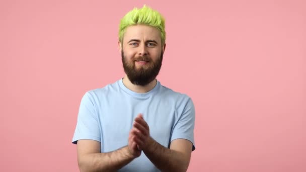 Happy Smiling Young Adult Man Beard Dyed Bright Green Hair — Stock Video