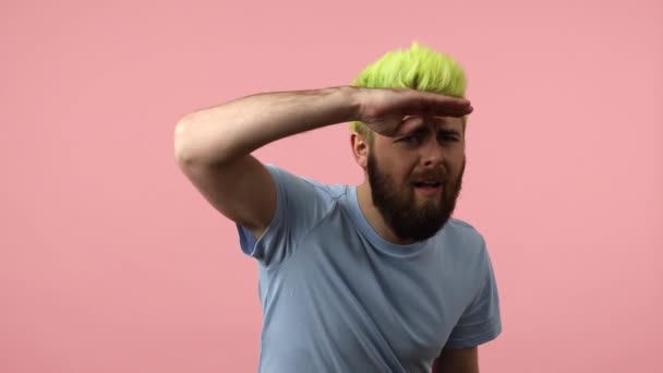 Young Adult Bearded Man Dyed Bright Green Hair Looking Far — Stock Video