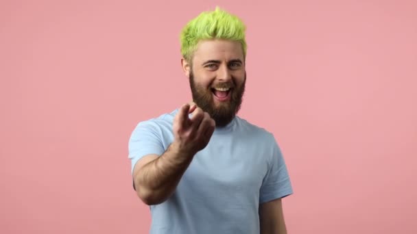 Venga Qui Uomo Barbuto Positivo Con Capelli Tinti Verde Brillante — Video Stock