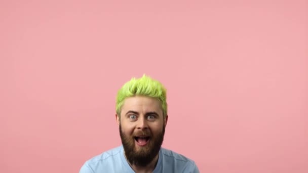 Homem Barbudo Extremamente Positivo Com Cabelo Verde Brilhante Tingido Repente — Vídeo de Stock