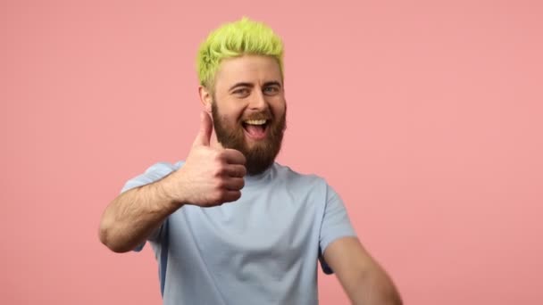 Homem Positivo Animado Com Barba Cabelo Verde Brilhante Tingido Mostrando — Vídeo de Stock