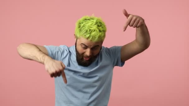 Blogueur Homme Barbu Positif Excité Avec Les Cheveux Teints Vert — Video