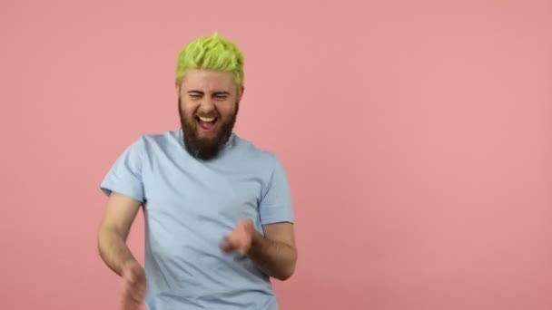 Uomo Positivo Estremamente Felice Con Barba Capelli Verdi Brillanti Tinti — Video Stock