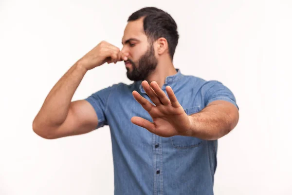 Verward Ongelukkige Bebaarde Man Grijpt Neus Met Vingers Strekt Hand — Stockfoto